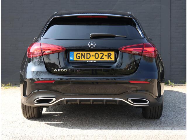 Mercedes-Benz A-KLASSE 200 AMG Line 174PK | Alcantara | SFEERVERLICHTING | Distronic | Camera | Volledig LED | Keyless | Stoelverwarming | Navigatie | Privacy Glass |