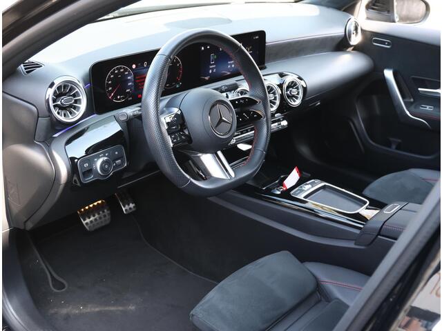 Mercedes-Benz A-KLASSE 200 AMG Line 174PK | Alcantara | SFEERVERLICHTING | Distronic | Camera | Volledig LED | Keyless | Stoelverwarming | Navigatie | Privacy Glass |
