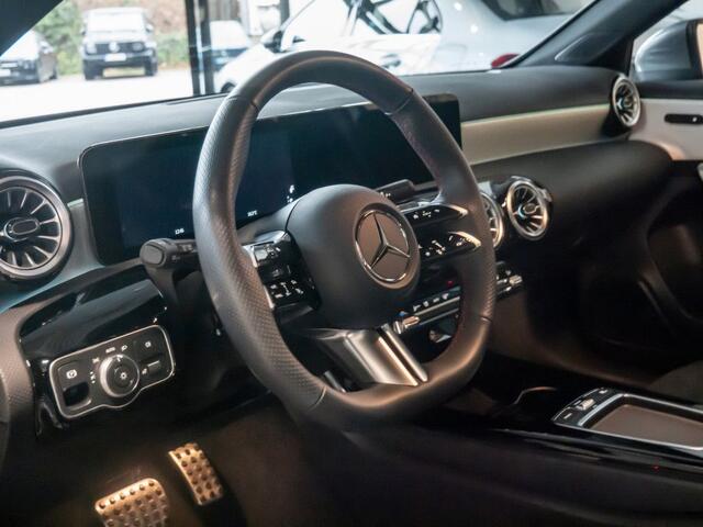 Mercedes-Benz A-KLASSE 250 e AMG ** MULTIBEAM LED, MBUX+, PANORAMA, CAMERA, WINTER ** 1e EIG - Ex MB-AG - JUNGE STERNE ** ** INFORMEER OOK NAAR ONZE AANTREKKELIJKE FINANCIAL-LEASE TARIEVEN **