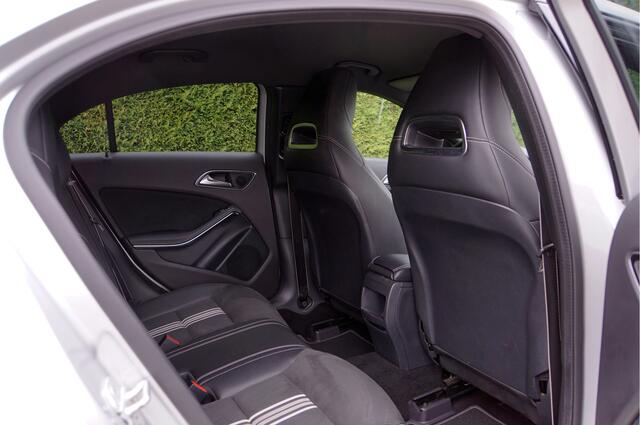 Mercedes-Benz A-KLASSE A 180 AMG line WhiteArt Edition Night | Camera Sfeerverlichting Carplay