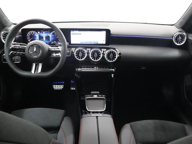 Mercedes-Benz A-KLASSE 250e Limousine AMG Line | Keyless go | Panoramaschuifdak | Sfeerverlichting | Stoelverwarming |