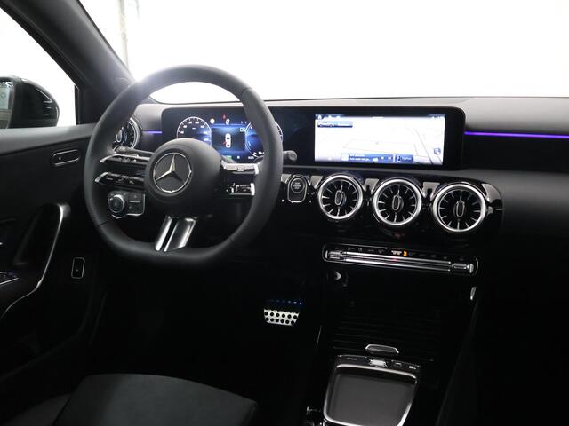 Mercedes-Benz A-KLASSE 250e Limousine AMG Line | Keyless go | Panoramaschuifdak | Sfeerverlichting | Stoelverwarming |