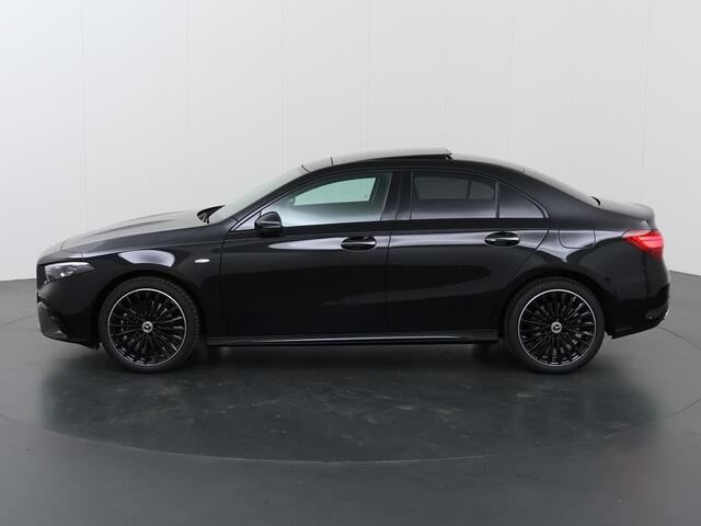 Mercedes-Benz A-KLASSE 250e Limousine AMG Line | Keyless go | Panoramaschuifdak | Sfeerverlichting | Stoelverwarming |