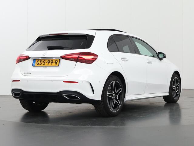 Mercedes-Benz A-KLASSE 250 e Star Edition AMG NIGHT | Panoramadak | Sfeerverlichting | Keyless Entry | MultiBEAM LED | Stoelverwarming | Dodehoekassistent |