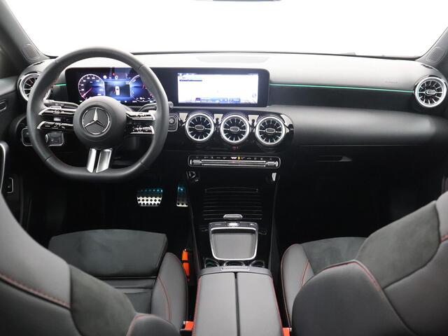 Mercedes-Benz A-KLASSE 250 e Star Edition AMG NIGHT | Panoramadak | Sfeerverlichting | Keyless Entry | MultiBEAM LED | Stoelverwarming | Dodehoekassistent |