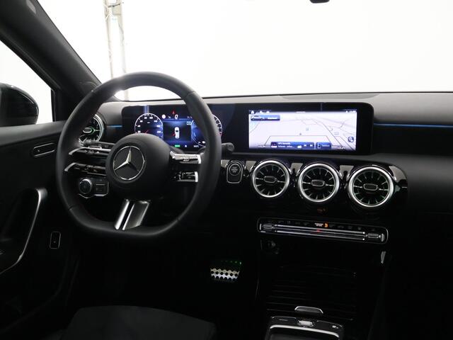 Mercedes-Benz A-KLASSE 250 e Star Edition AMG NIGHT | Panoramadak | Sfeerverlichting | Keyless Entry | MultiBEAM LED | Stoelverwarming | Dodehoekassistent |