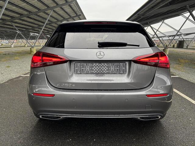 Mercedes-Benz A-KLASSE 250 e Star Edition Luxury Line | Panoramadak | Sfeerverlichting | Stoelverwarming | Parkeercamera |