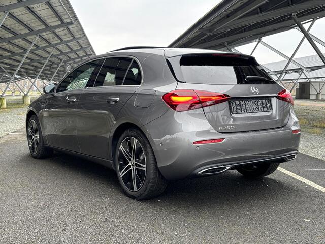 Mercedes-Benz A-KLASSE 250 e Star Edition Luxury Line | Panoramadak | Sfeerverlichting | Stoelverwarming | Parkeercamera |