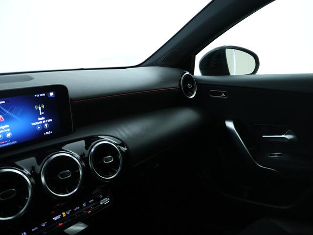 Mercedes-Benz A-KLASSE 200 Business Solution AMG | Apple CarPlay/Android Auto | Stoelverwarming | Achteruitrijcamera Inclusief 24 maanden MB Certified garantie voor Europa.