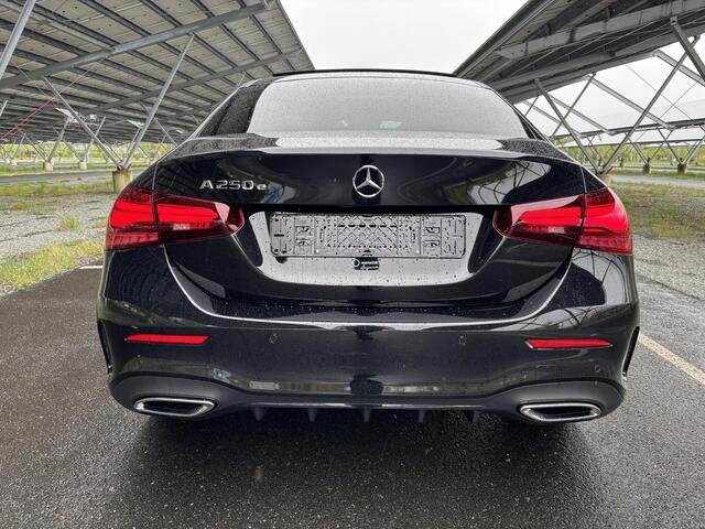 Mercedes-Benz A-KLASSE 250 e Business Solution AMG | Night | Panoramadak | 360 camera | Sfeerverlichting | Stoelverwarming |