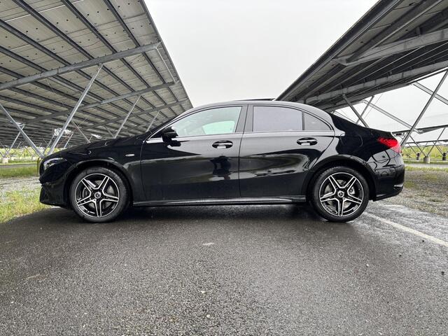 Mercedes-Benz A-KLASSE 250 e Business Solution AMG | Night | Panoramadak | 360 camera | Sfeerverlichting | Stoelverwarming |