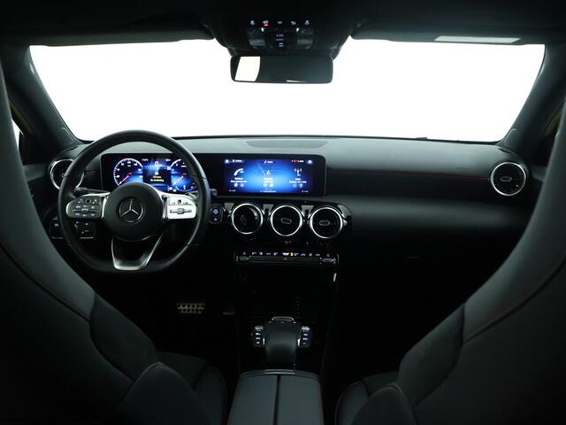 Mercedes-Benz A-KLASSE 180 Business Solution AMG Lichtmetalen velgen | AMG Line | Night Pakket | Panorama Schuif-Kanteldak | Parking support camera achter | navigatie | Inclusief 24 maanden MB Certified garantie voor Europa.