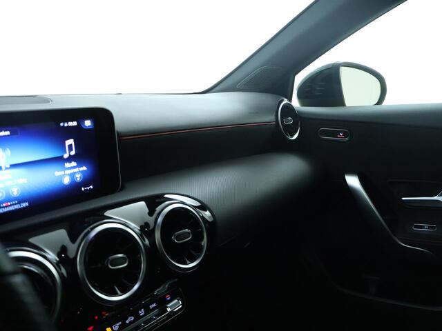 Mercedes-Benz A-KLASSE 180 Business Solution AMG Lichtmetalen velgen | AMG Line | Night Pakket | Panorama Schuif-Kanteldak | Parking support camera achter | navigatie | Inclusief 24 maanden MB Certified garantie voor Europa.