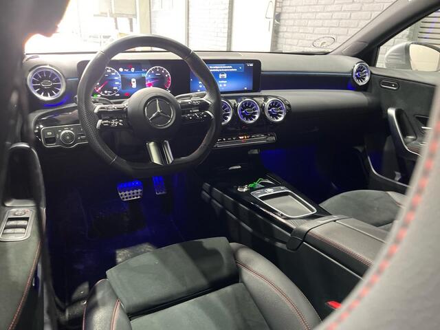 Mercedes-Benz A-KLASSE 200 AMG Line | ACC | Sportstoelen | Camera | Trekhaak | 18 Inch | Stoelverwarming