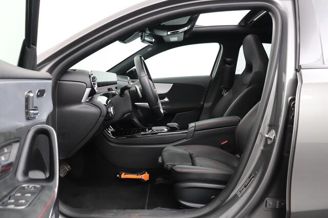 Mercedes-Benz A-KLASSE 180 Aut. 136 PK AMG Night-Pakket Pano-dak Memory Camera
