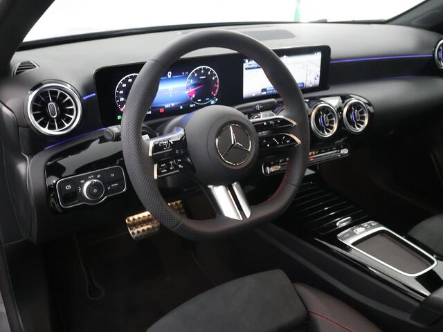 Mercedes-Benz A-KLASSE 180 Business Solution AMG | Panoramadak | Multibeam led | Nightpakket | Sfeerverlichting | Apple carplay / Android auto | 360 graden camera