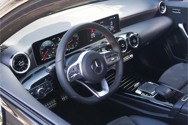 Mercedes-Benz A-KLASSE 200 AMG Night | Pano |