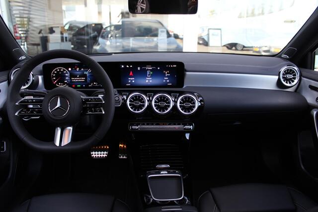 Mercedes-Benz A-KLASSE Limousine 250 e Star Edition PLUS AMG Line Panorama dak