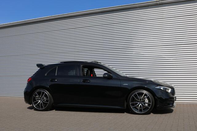 Mercedes-Benz A-KLASSE AMG 35 4MATIC 306PK Performance Pakket (Panodak Performance Sportleder Burmester Camera M-Bux Full-Led 19InchAMG PrivacyGlass)
