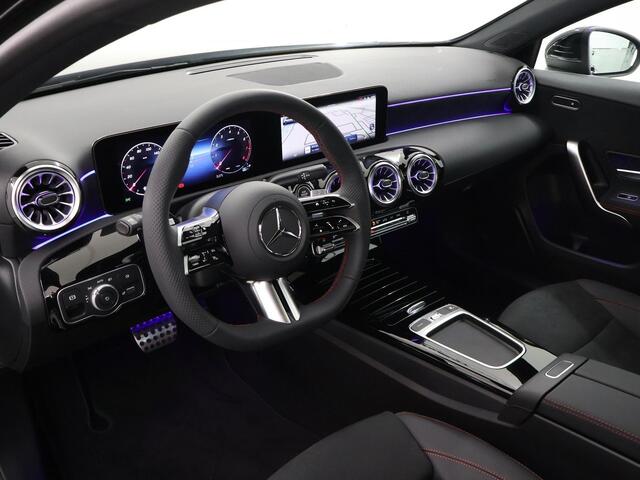 Mercedes-Benz A-KLASSE 180 Star Edition AMG Line Plus | Navigatie | Parkeercamera | Panoramadak| Airco | Sfeerverlichting
