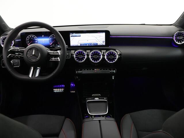 Mercedes-Benz A-KLASSE 180 Star Edition AMG Line Plus | Navigatie | Parkeercamera | Panoramadak| Airco | Sfeerverlichting