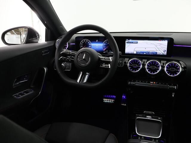 Mercedes-Benz A-KLASSE 180 Star Edition AMG Line Plus | Navigatie | Parkeercamera | Panoramadak| Airco | Sfeerverlichting
