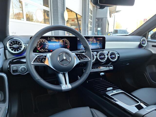 Mercedes-Benz A-KLASSE 250 e Star Edition Luxury Line | Nightpakket | Panoramadak | Dodehoekassistent | MULTIBEAM LED Koplampen | Sfeerverlichting | Stoelverwarming | Achteruitrijcamera | Parkeersensoren | Elektrisch Inklapbare Buitenspiegels | Showmodel