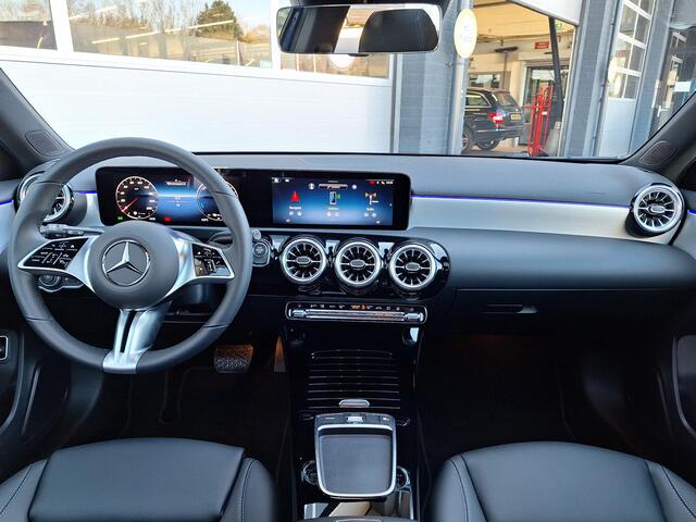Mercedes-Benz A-KLASSE 250 e Star Edition Luxury Line | Nightpakket | Panoramadak | Dodehoekassistent | MULTIBEAM LED Koplampen | Sfeerverlichting | Stoelverwarming | Achteruitrijcamera | Parkeersensoren | Elektrisch Inklapbare Buitenspiegels | Showmodel