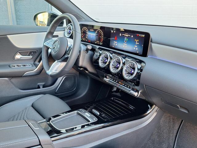 Mercedes-Benz A-KLASSE 250 e Star Edition Luxury Line | Nightpakket | Panoramadak | Dodehoekassistent | MULTIBEAM LED Koplampen | Sfeerverlichting | Stoelverwarming | Achteruitrijcamera | Parkeersensoren | Elektrisch Inklapbare Buitenspiegels | Showmodel