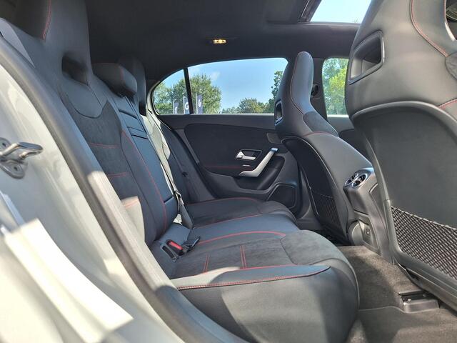 Mercedes-Benz A-KLASSE 180 AMG | Panoramadak | Premium Pakket | Night Pakket | MULTIBEAM LED Koplampen | Apple CarPlay | Android Auto | Achteruitrijcamera | Stoelverwarming