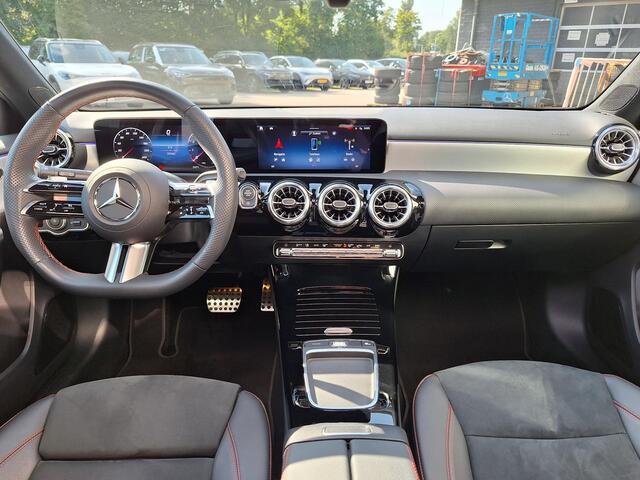 Mercedes-Benz A-KLASSE 180 AMG | Panoramadak | Premium Pakket | Night Pakket | MULTIBEAM LED Koplampen | Apple CarPlay | Android Auto | Achteruitrijcamera | Stoelverwarming