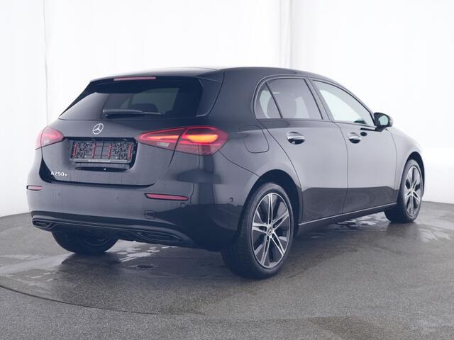 Mercedes-Benz A-KLASSE 250 e Night Plug-In Hybride | Progressive Line Advanced Plus | Night Pakket | Stoel en Stuurverwarming | 11 kW Laden | Inclusief 24 maanden MB Certified garantie voor Europa.