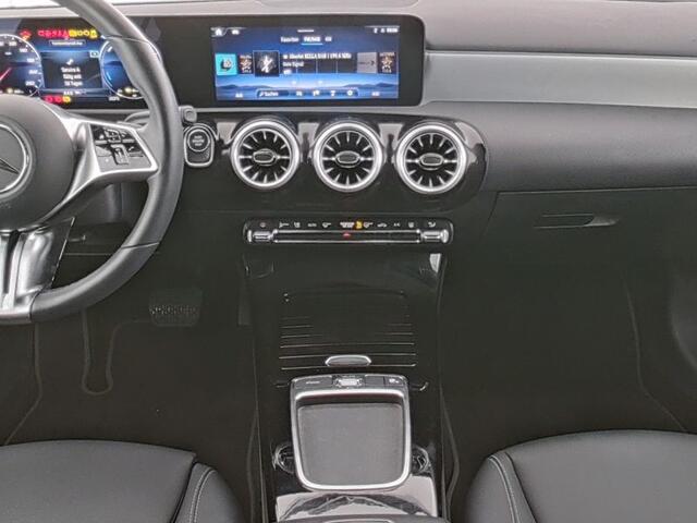 Mercedes-Benz A-KLASSE 250 e Night Plug-In Hybride | Progressive Line Advanced Plus | Night Pakket | Stoel en Stuurverwarming | 11 kW Laden | Inclusief 24 maanden MB Certified garantie voor Europa.