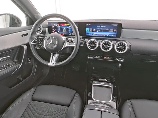 Mercedes-Benz A-KLASSE 250 e Night Plug-In Hybride | Progressive Line Advanced Plus | Night Pakket | Stoel en Stuurverwarming | 11 kW Laden | Inclusief 24 maanden MB Certified garantie voor Europa.