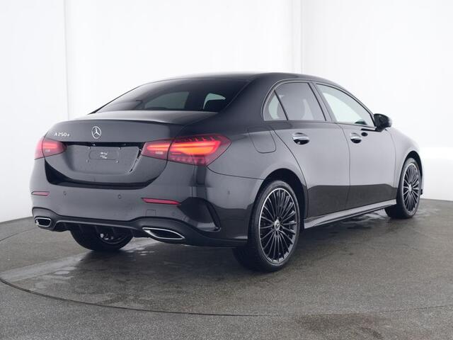 Mercedes-Benz A-KLASSE 250 e Sedan AMG Face Lift Plug-In Hybride | AMG Line Advanced Plus | Night Pakket | 19 Inch AMG Velgen | Multi Beam Koplampen | 11 kW Laden | Inclusief 24 maanden MB Certified garantie voor Europa.