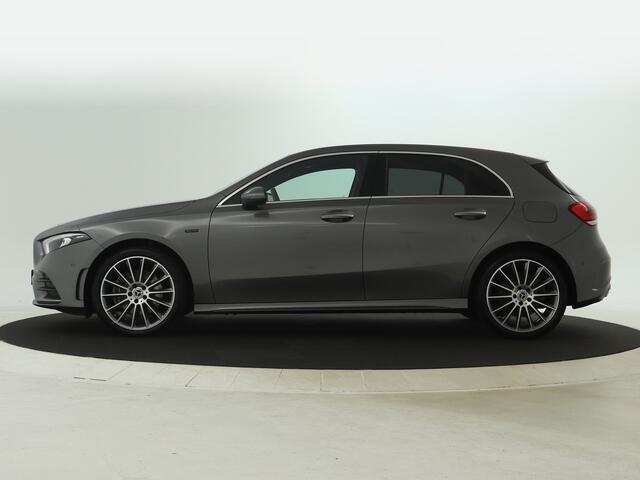 Mercedes-Benz A-KLASSE 250 e AMG Plug-In Hybride | AMG Line | 19 AMG Velgen | Dosehoek Assist | Achteruitrijcamera | Inclusief 24 maanden MB Certified garantie voor Europa.