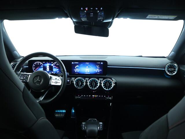 Mercedes-Benz A-KLASSE 250 e AMG Plug-In Hybride | AMG Line | 19 AMG Velgen | Dosehoek Assist | Achteruitrijcamera | Inclusief 24 maanden MB Certified garantie voor Europa.
