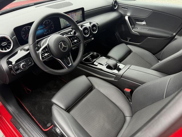 Mercedes-Benz A-KLASSE 200 Distronic | Trekhaak | Camera | Spiegelpakket | Spoorassistent | Widescreen