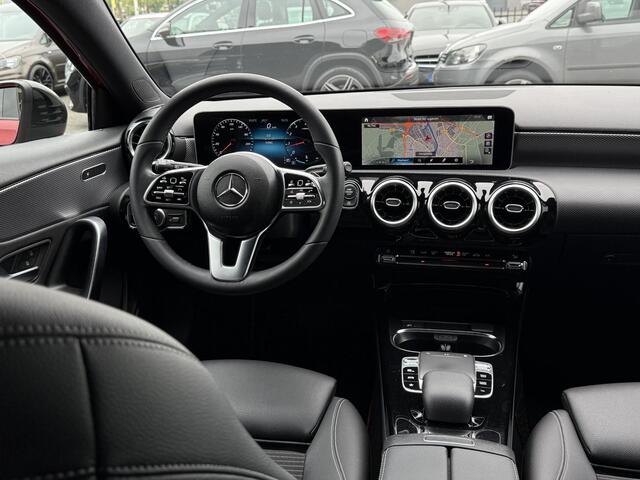 Mercedes-Benz A-KLASSE 200 Distronic | Trekhaak | Camera | Spiegelpakket | Spoorassistent | Widescreen