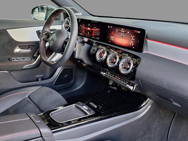Mercedes-Benz A-KLASSE 180 AMG Line | Panoramadak | Burmester Surround Sound | Elektrisch Verstelbare Stoelen + Memory | Dodehoekassistent | MULTIBEAM LED Koplampen | Apple CarPlay | Android Auto | Sfeerverlichting | Stoelverwarming | Achteruitrijcamera