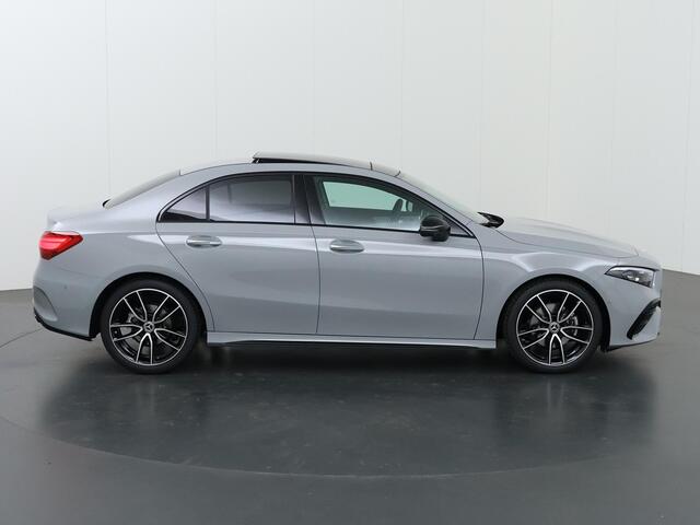 Mercedes-Benz A-KLASSE 180 Business Solution AMG | Special Edition | Elektrische Stoelen met Memory | Alpine Grey | Head-Up Display | Panoramadak | Sfeerverlichting |