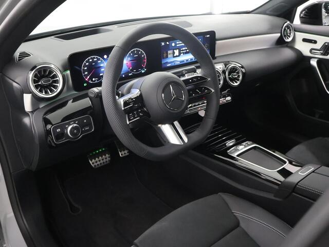 Mercedes-Benz A-KLASSE 180 Limousine Business Solution AMG | Plus pakket | Panorama-schuifdak | Memory stoelen | Stoelverwarming | Sfeerverlichting