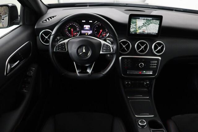 Mercedes-Benz A-KLASSE 160 AMG Night | Panoramadak | Camera | Full LED | Navigatie | Trekhaak | Cruise control | Park Assist | Airco | Half leder | Sportstoelen