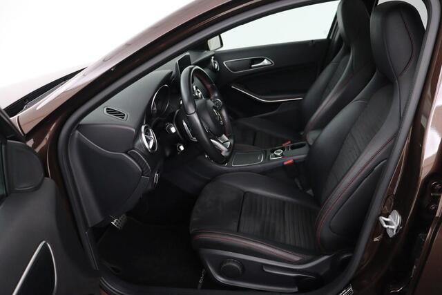 Mercedes-Benz A-KLASSE 160 AMG Night | Panoramadak | Camera | Full LED | Navigatie | Trekhaak | Cruise control | Park Assist | Airco | Half leder | Sportstoelen