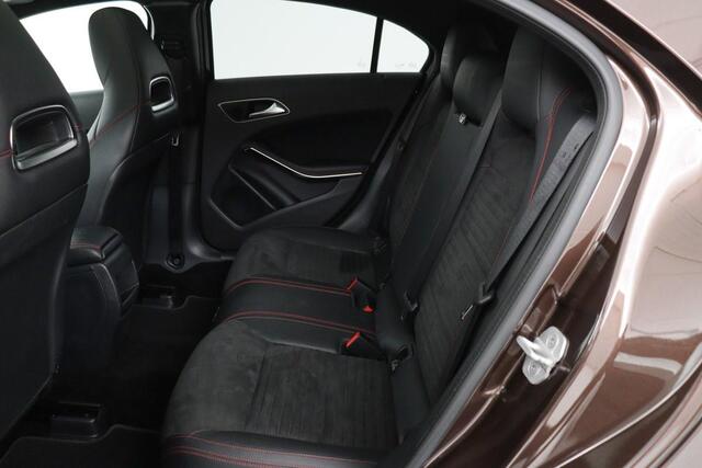 Mercedes-Benz A-KLASSE 160 AMG Night | Panoramadak | Camera | Full LED | Navigatie | Trekhaak | Cruise control | Park Assist | Airco | Half leder | Sportstoelen