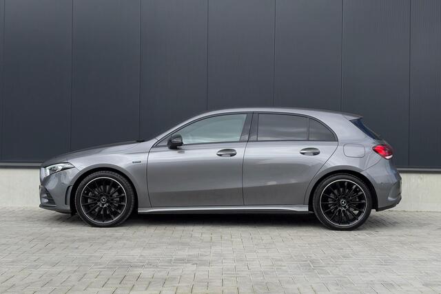 Mercedes-Benz A-KLASSE 250e AMG line - Panorama - Widescreen - Sfeerverlichting - Nightpakket - 19" LM Velgen - Rijklaar