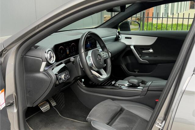 Mercedes-Benz A-KLASSE 250e AMG line - Panorama - Widescreen - Sfeerverlichting - Nightpakket - 19" LM Velgen - Rijklaar