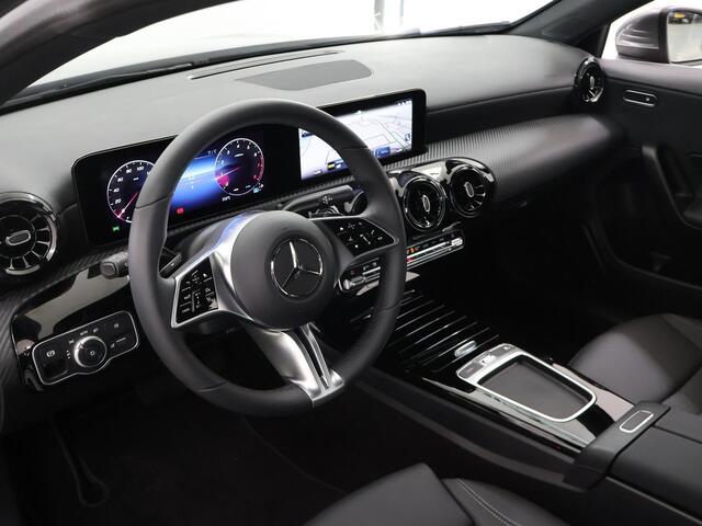 Mercedes-Benz A-KLASSE 180 Star Edition widescreen cockpit | Climate control | Parkeercamera | Stoelverwarming | Parkeercamera