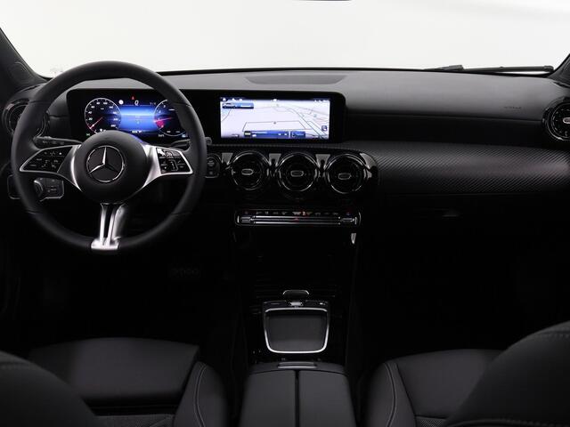 Mercedes-Benz A-KLASSE 180 Star Edition widescreen cockpit | Climate control | Parkeercamera | Stoelverwarming | Parkeercamera