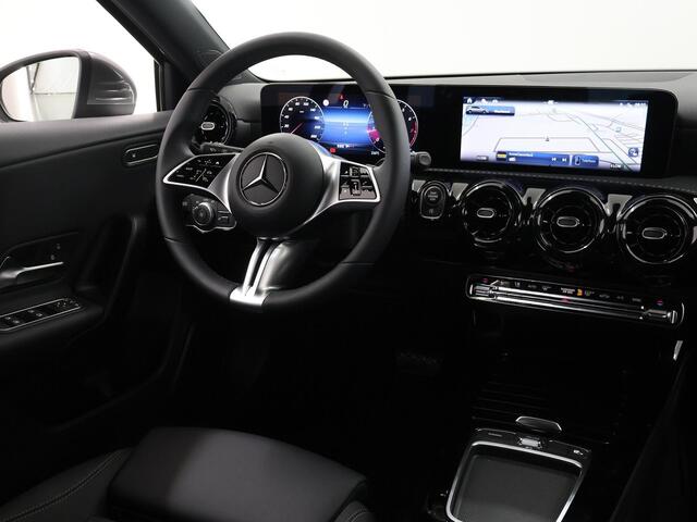 Mercedes-Benz A-KLASSE 180 Star Edition widescreen cockpit | Climate control | Parkeercamera | Stoelverwarming | Parkeercamera